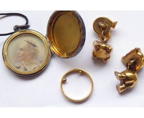A 22-carat yellow-gold wedding band (with two interior added gold spheres making the ring size smaller) (approx. 2.98g), toge