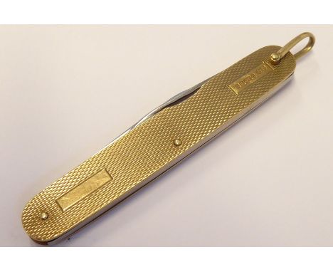 A double penknife with 9-carat yellow-gold sides having engine-turned decoration; with hinged suspension loop and unengraved 