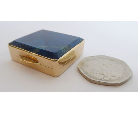 A small gilt-metal snuff box; set with a rectangular&nbsp;lapis lazuli top (3.5cm wide)