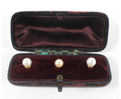 A cased set of three 9ct gold gents dress shirt studs, each adorned with a single pearl, 3.1g