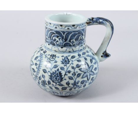 A CHINESE BLUE AND WHITE EWER.