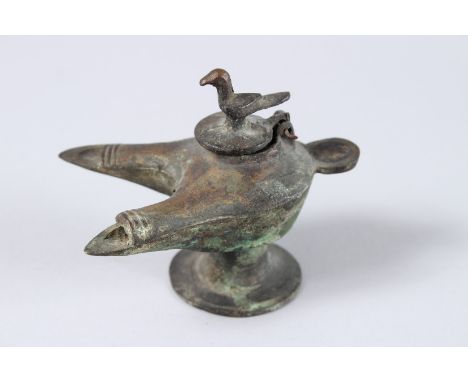 AN ANTIQUE 12TH CENTURY B.C. ISLAMIC BRONZE DOUBLE OIL LAMP. 3.5ins high.