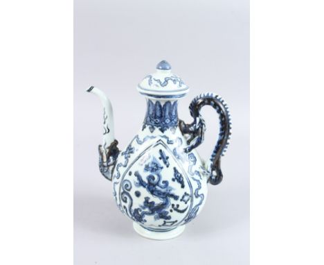 A CHINESE BLUE AND WHITE "DRAGON" EWER AND COVER.