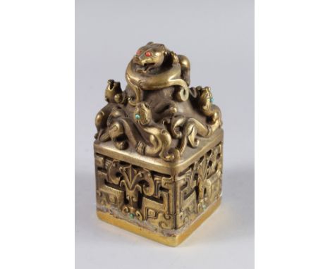 A LARGE CHINESE BRONZE FOO DOG SEAL. 7ins high x 3.5ins wide.