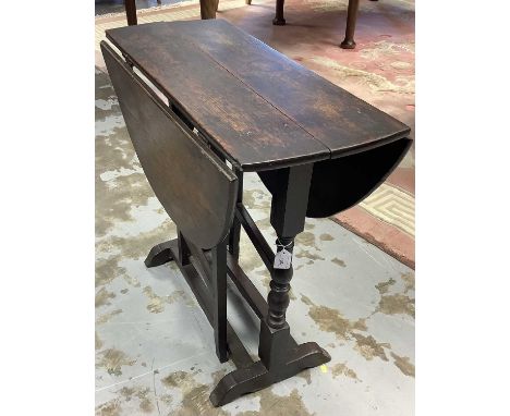 17th century oak gateleg table, with hinged elliptical top, on bobbin turned ends with square section gates, 95 x 77cm extend