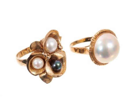 Two gold and cultured pearl dress rings, one with black, grey and white cultured pearls in 9ct gold setting (London 1988), th