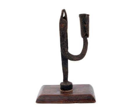 18th century wrought iron nip rush light holder, the arm with candlestick socket, fruitwood base, 23cm high