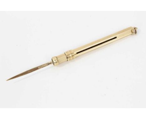 Gold tooth pick with engine turned decoration, stamped 585.Condition report: Gross weight approximately 4.6 grams