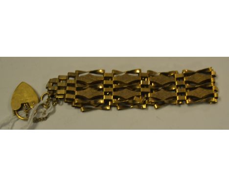 A 9ct gold gate bracelet 11.8g