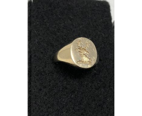 A 9ct gold gentleman's signet ring with emblem of a stag shot with an arrow. Size P. Approximate weight 7.7 grams.