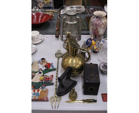 A MIXED LOT TO INCLUDE A PARAFIN LAMP, BRASS JUG, KODAK CAMERA, FLAT IRON, BRASSWARE, ETC