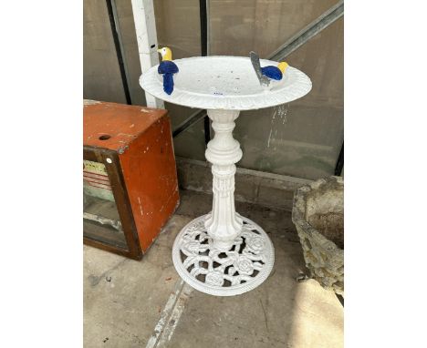 A VINTAGE PAINTED CAST IRON BIRDBATH WITH TWO SMALL BIRD FIGURES (H:87CM)
