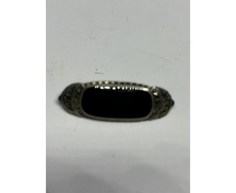 A VINTAGE SILVER BROOCH WITH CENTRE BLUE STONE AND A VINTAGE 925 SILVER ART DECO BLACK ENAMELLED BROOCH - FRENCH 1930'S