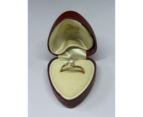 A 9 CARAT GOLD RING WITH PEARL IN A TWIST DESIGN T/U IN A HEART SHAPED PRESENTATION BOX