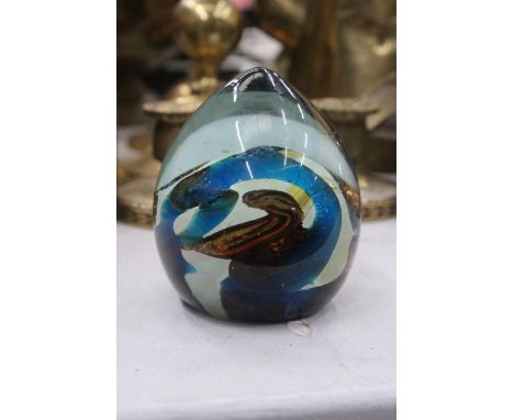 A VINTAGE MDINA GLASS "TIGER" PATTERN PAPERWEIGHT