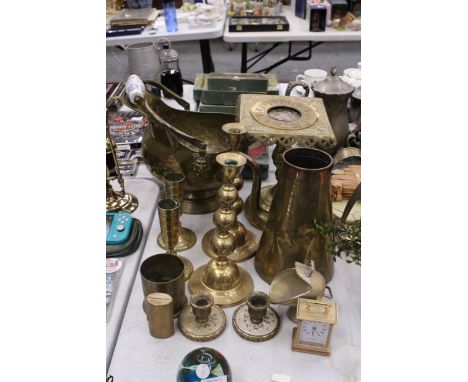A COLLECTION OF VINTAGE BRASSWARE TO INCLUDE A COAL BUCKET, LARGE TRIVET, JUG, CANDLESTICKS, MANTLE CLOCK, ETC