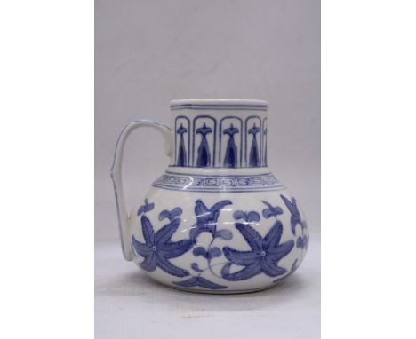 A VINTAGE MING PATTERN PORCELAIN BLUE AND WHITE JUG/PITCHER