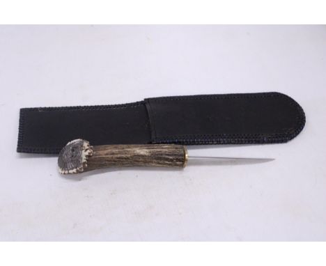 A HAND MADE, BONE HANDLED HUNTING KNIFE WITH A NATIVE AMERICAN'S HEAD DECORATION TO THE TOP OF THE HANDLE
