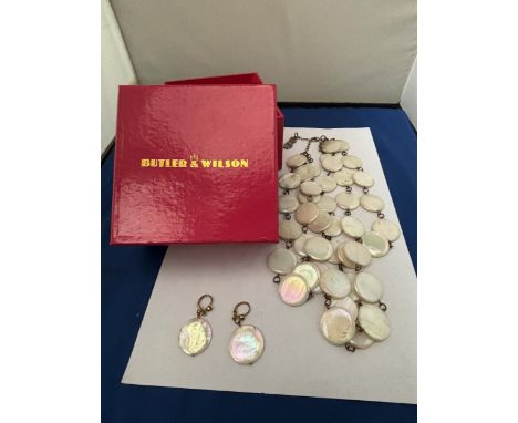 A BUTLER AND WILSON PEARL DISC NECKLACE WITH MATCHING EARRINGS IN A PRESENTATION BOX