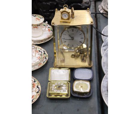 A MIXED LOT OF CLOCKS TO INCLUDE A KUNDO GILT MANTLE CLOCK TWO VINTAGE TRAVEL ALARM CLOCKS PLUS A FURTHER MINIATURE MANTLE CL