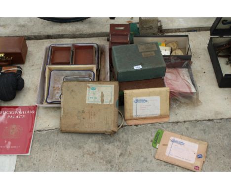 AN ASSORTMENT OF VINTAGE ITEMS TO INCLUDE A CAMERA AND DEVELOPING TRAYS ETC
