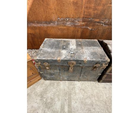 AN EDWARDIAN TRAVEL TRUNK WITH METAL FITTINGS, 34" WIDE