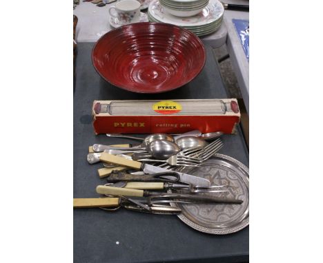 A QUANTITY OF VINTAGE FLATWARE TO INCLUDE A BULL'S HEAD TIN OPENER, A VINTAGE PYREX ROLLING PIN IN ORIGINAL BOX AND A RED CER