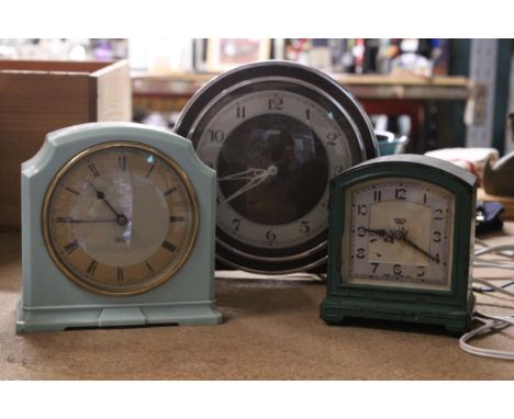 THREE VINTAGE ELECTRIC CLOCKS, TO INCLUDE A WOODEN METAMEC MANTLE CLOCK, A METAL SMITH CLOCK AND A BAKELITE SMITH CLOCK