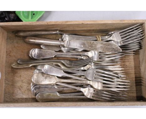 A QUANTITY OF VINTAGE FLATWARE IN A WOODEN TRAY