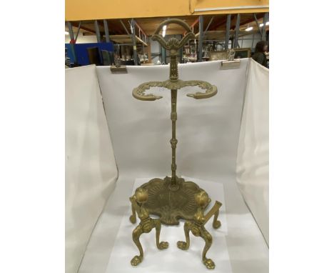 A  VINTAGE BRASS ART NOVEAU STYLE UMBRELLA STAND/WALKING STICK HOLDER WITH A LARGE TRAY AT THE BOTTOM TO COLLECT THE WATER WI