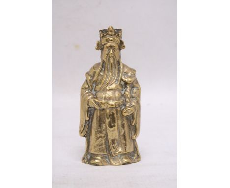 A VINTAGE BRASS CHINESE FIGURE, HEIGHT 16CM