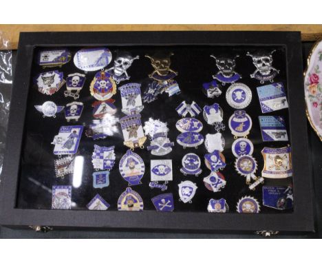 A CASED QUANTITY OF ENAMEL SPEEDWAY PIN BADGES FOR POOLE PIRATES