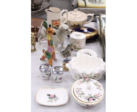 A QUANTITY OF CERAMICS TO INCLUDE A MINTON HADDON HALL PLANTER, WEDGWOOD HATHAWAY ROSE PIN TRAYS AND A TRINKET DISH, ANIMAL F