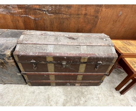 AN EDWARDIAN COMPRESSED FIBRE DOME TOP TRUNK WITH WOODEN SLATS AND METAL BANDING, 36" WIDE