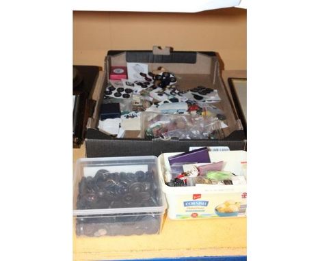 A LARGE QUANTITY OF VINTAGE BUTTONS