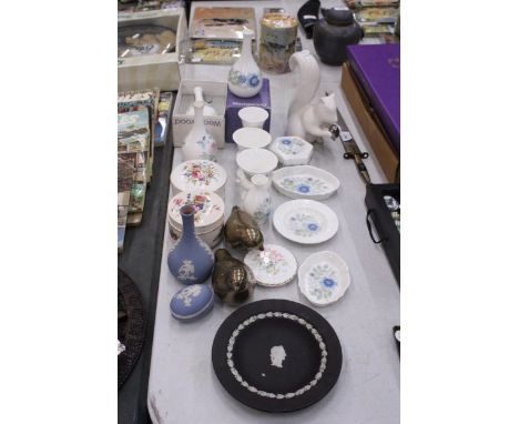 A QUANTITY OF WEDGWOOD TO INCLUDE BUD VASES, EGG TRINKET, PIN DISHES TO ALSO INCLUDE ROYAL WORCESTER AND SADLER  LIDDED TRINK