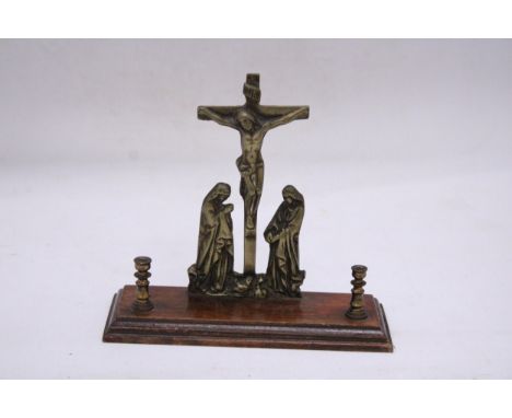 A VINTAGE CRUCIFIX IN BRASS WITH MARY AND MARY MAGDALEN