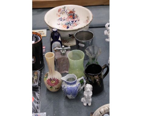 A MIXED LOT TO INCLUDE A VINTAGE COBALT BLUE PORCELAIN MADAME RECAMIER PORTRAIT VASE, AN S.F. &amp; CO., PEKIN FOOTED BOWL (A