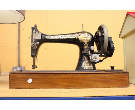 A TABLE-TOP VINTAGE SINGER SEWING MACHINE