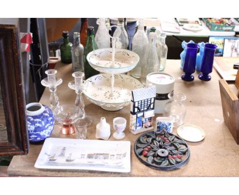 A MIXED LOT TO INCLUDE A VINTAGE METAL CAKE STAND, GLASS CANDLESTICKS, A COASTAL SCENE SANDWICH TRAY, TRIVET, DARTINGTON CRYS