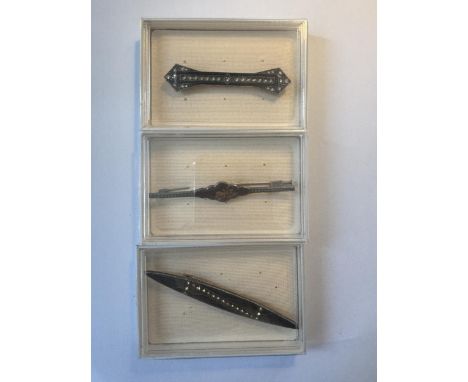 THREE ART DECO VINTAGE BROOCHES IN PRESENTATION BOXES