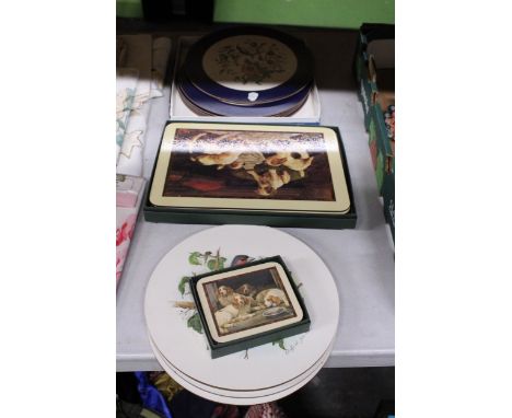 A QUANTITY OF VINTAGE PLACEMATS AND COASTERS TO INCLUDE JASONS AND AYNSLEY