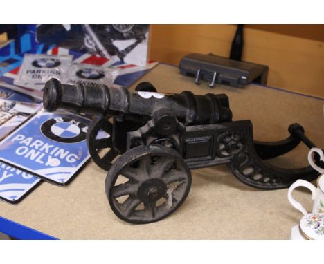A HEAVY VINTAGE CAST IRON CANON, HEIGHT 19CM, LENGTH 44CM
