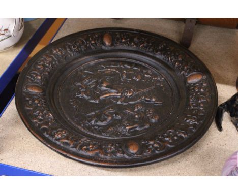 A HEAVY VINTAGE BRONZED MYTHOLOGY PLAQUE, 'THE JUDGEMENT OF PARIS', DIAMETER 31CM