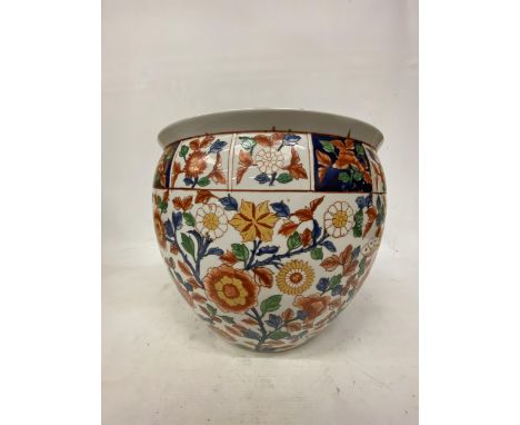AN EXTRA LARGE CHINESE PORCELAIN FISHBOWL CHINOISERIE PLANTER WITH FLOWERS AND BUTTERFLY DECORATION SIGNED TO THE BASE - 31 C