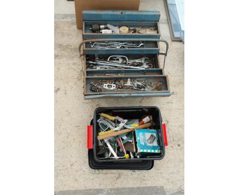 A METAL TOOL BOX AND AN ASSORTMENT OF TOOLS TO INCLUDE SPANNERS, A HAMMER AND A JUNIOR HACKSAW ETC