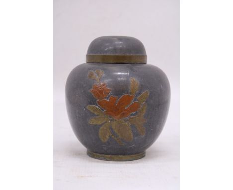 A VINTAGE PEWTER CHINESE GINGER JAR AND LID WITH BRASS DESIGN, HEIGHT 14CM