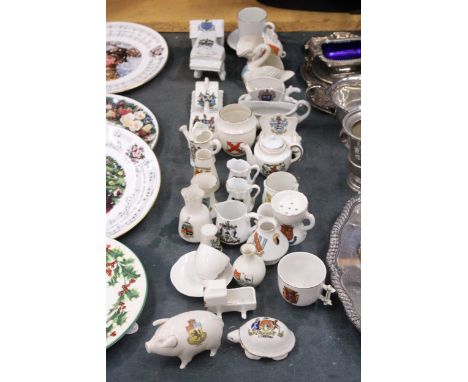 A COLLECTION OF VINTAGE CRESTED WARE TO INCLUDE CARLTON AND ARCADIA