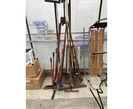 AN ASSORTMENT OF GARDEN TOOLS TO INCLUDE RAKES, SHEARS AND SPADES ETC