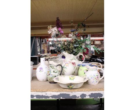 A COLLECTION OF VINTAGE AND MODERN JUGS, ONE CONTAINING A DRIED FLOWER ARRANGEMENT PLUS A FLORAL BOWL